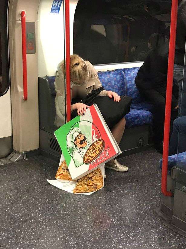 Wanita di kereta