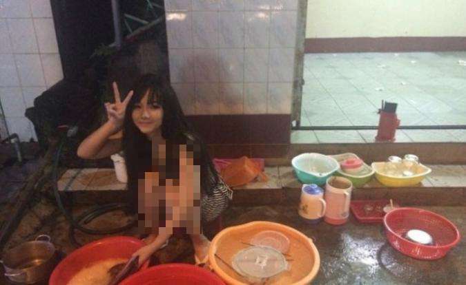 Gadis cantik pencuci piring Gadis cantik pencuci piring