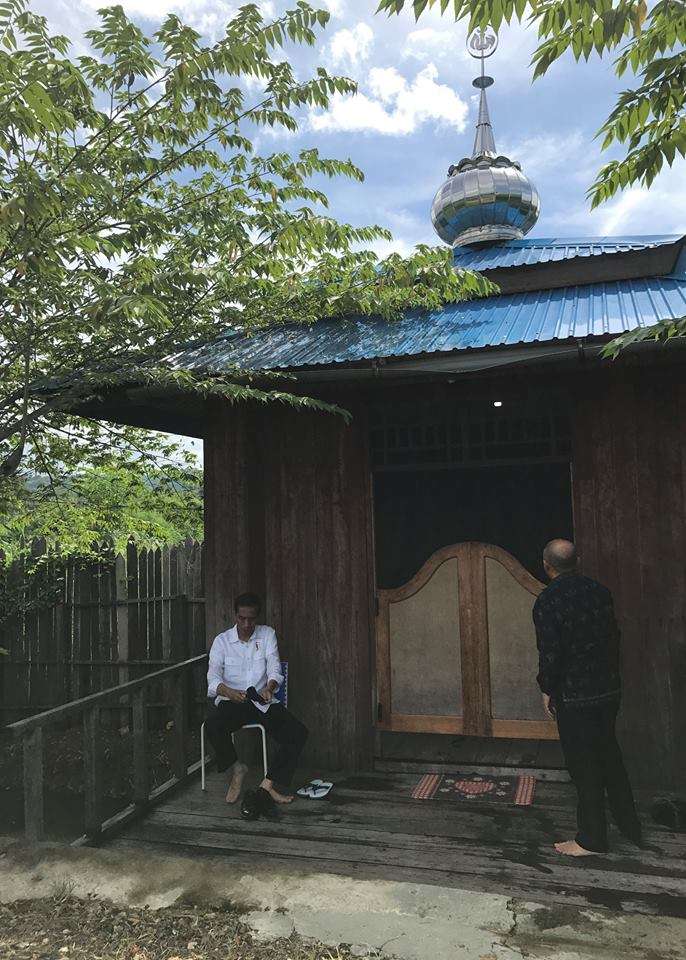 Jokowi sholat di Mushola
