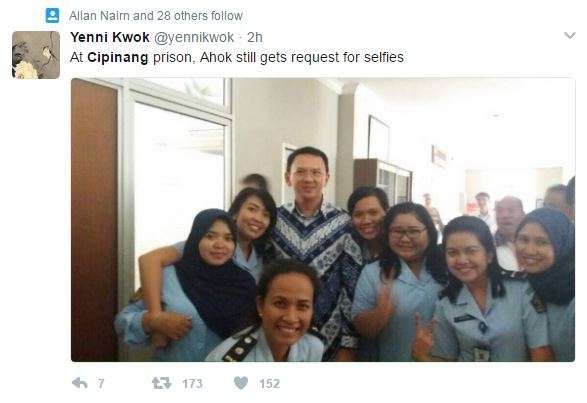 Ahok berfoto bersama para sipir rutan Cipinang Ahok berfoto bersama para sipir rutan Cipinang