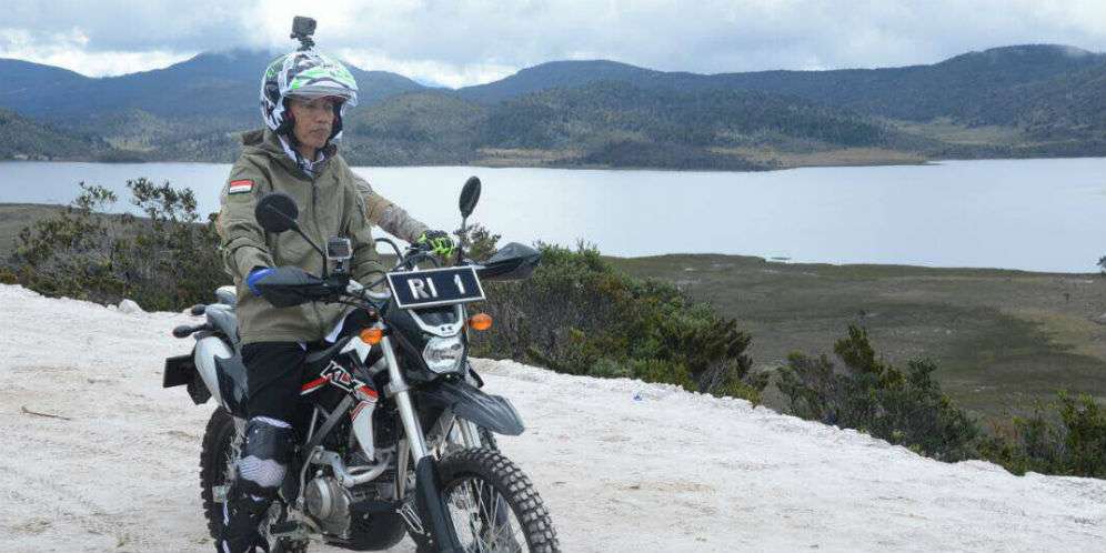 Jokowi Ngetrail di Jalan Trans Papua