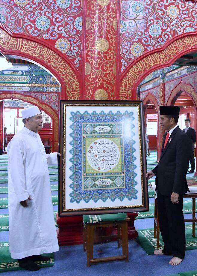 Presiden Jokowi menyerahkan lafal Al Fatihah ke Imam Masjid Niujie