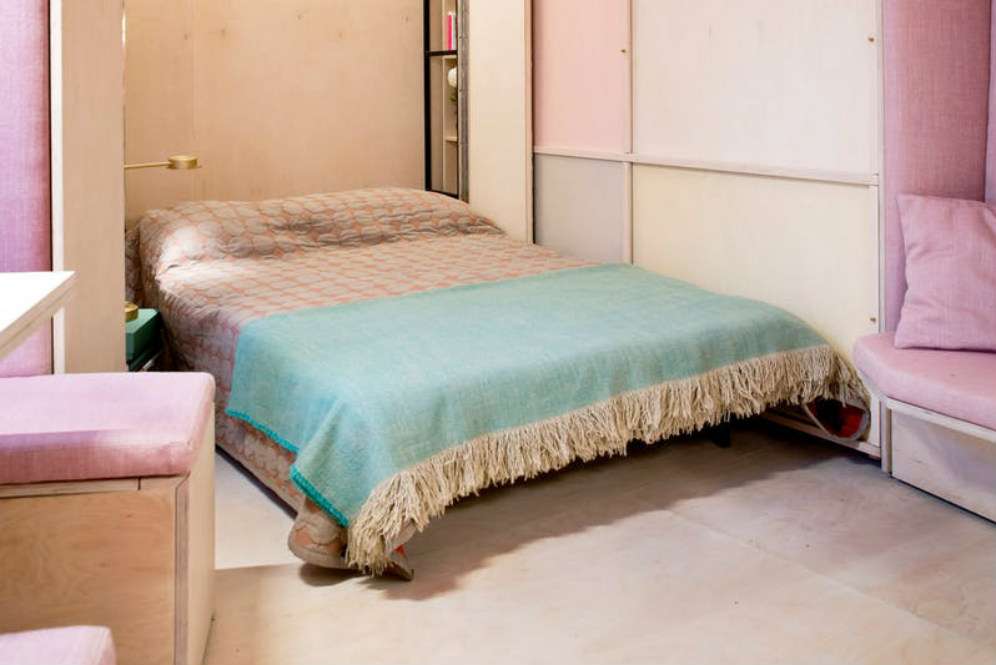 tempat tidur yang bisa dilipat ke tembok