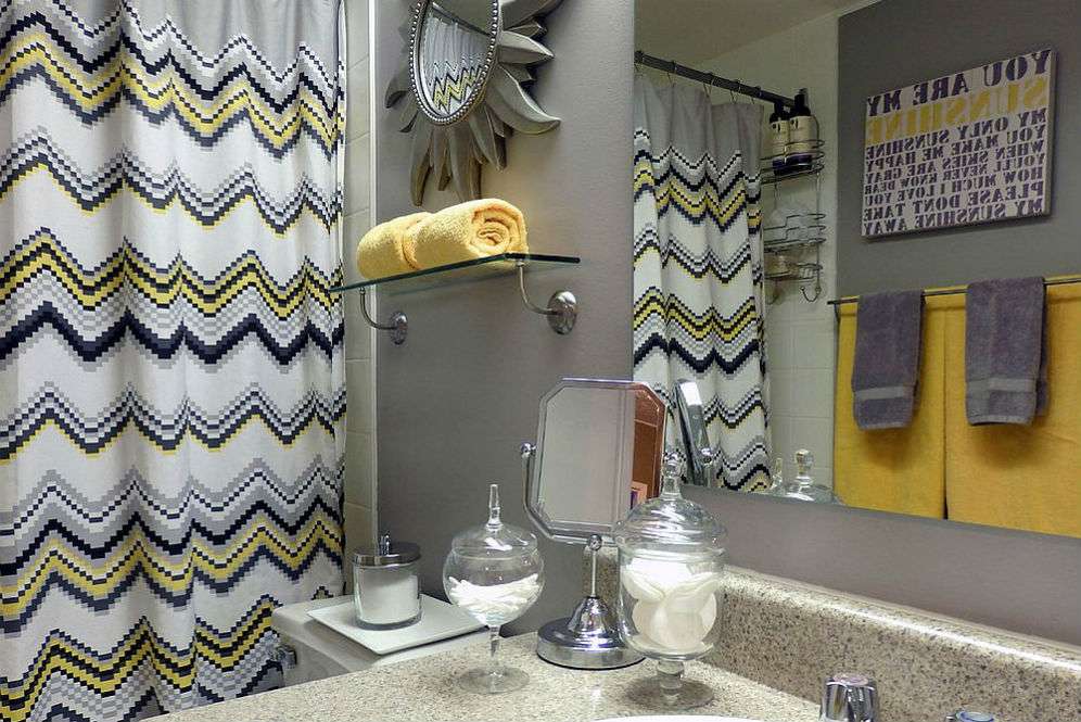 Kamar mandi abu-abu dan kuning