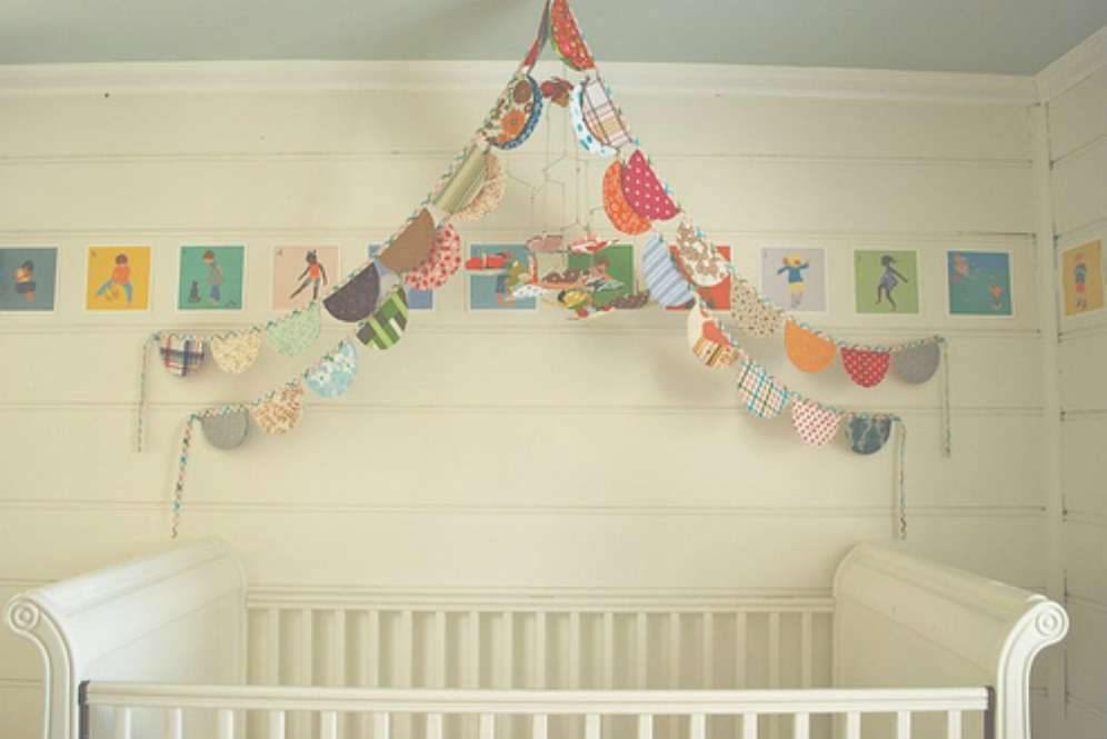 Hiasan gantung manis di kamar bayi