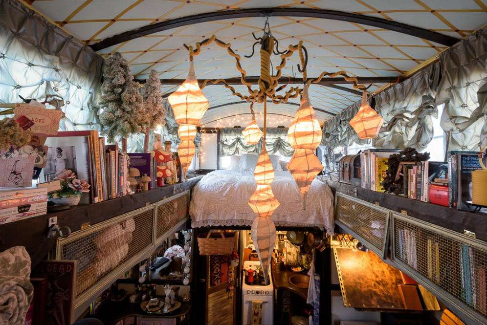Tempat tidur di rumah karavan