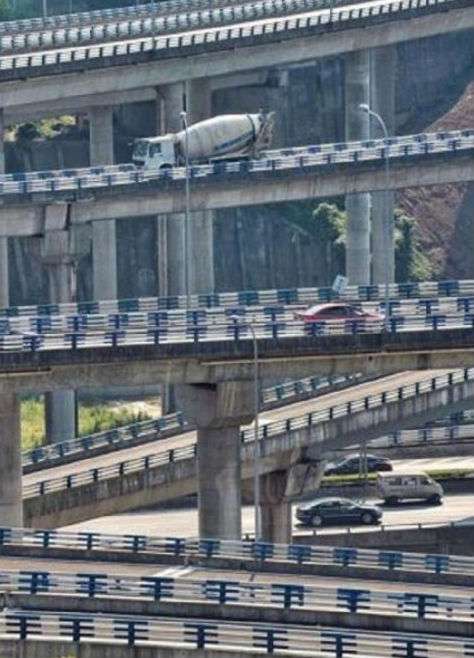 Jalan itu dibungun dengan delapan tingkat