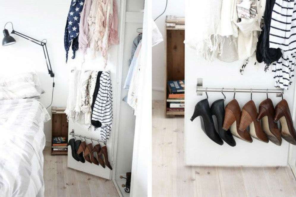 Gantuan sepatu di balik pintu