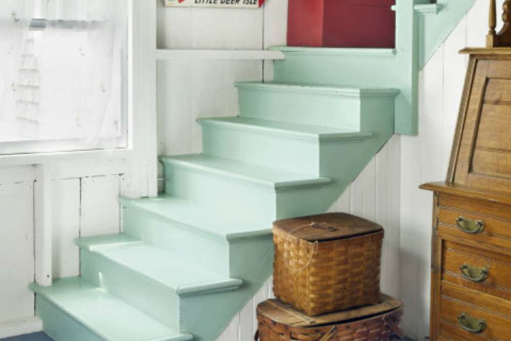 Tangga warna mint green