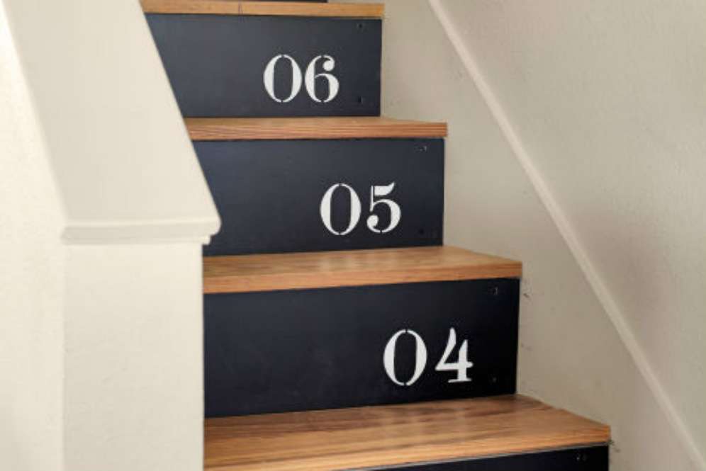 Detail nomor di anak tangga