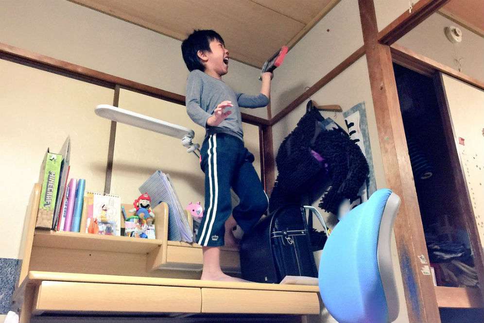 Kazutoyo kegirangan hingga naik meja