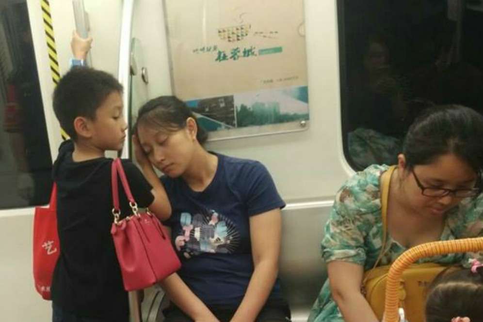 Anak melindungi ibunya saat tidur Anak melindungi ibunya saat tidur