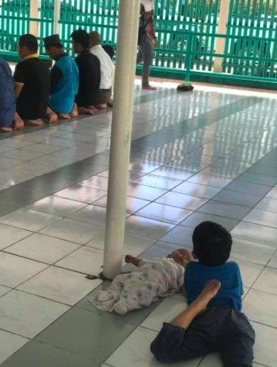 anak kecil jaga adik