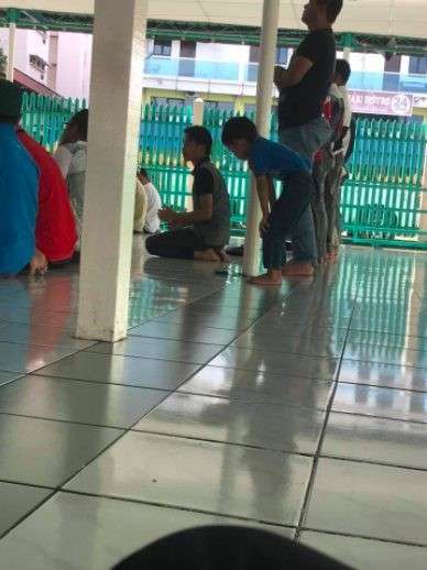 anak kecil jaga adik