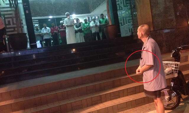 Kakek tirukan sholat