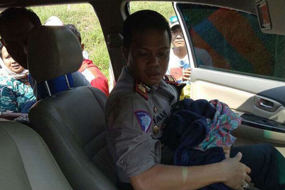 Bayi yang telah dilahirkan dievakuasi