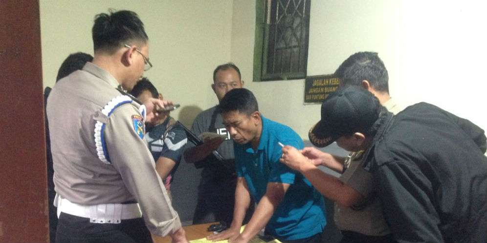 Polisi mengumpulkan barang bukti teror