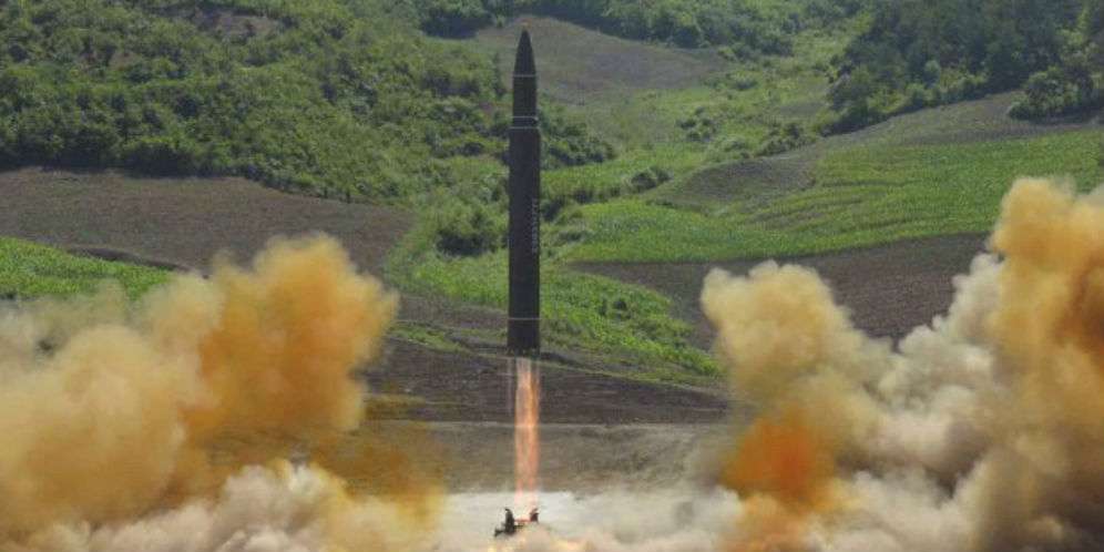 'Hadiah' berupa rudal balistik dari Korea Utara