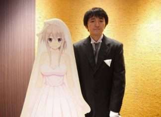 Pernikahan pria Jepang dan anime