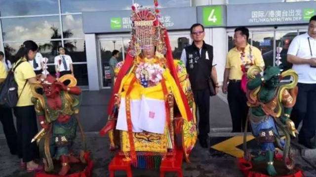 Tiga patung dewa