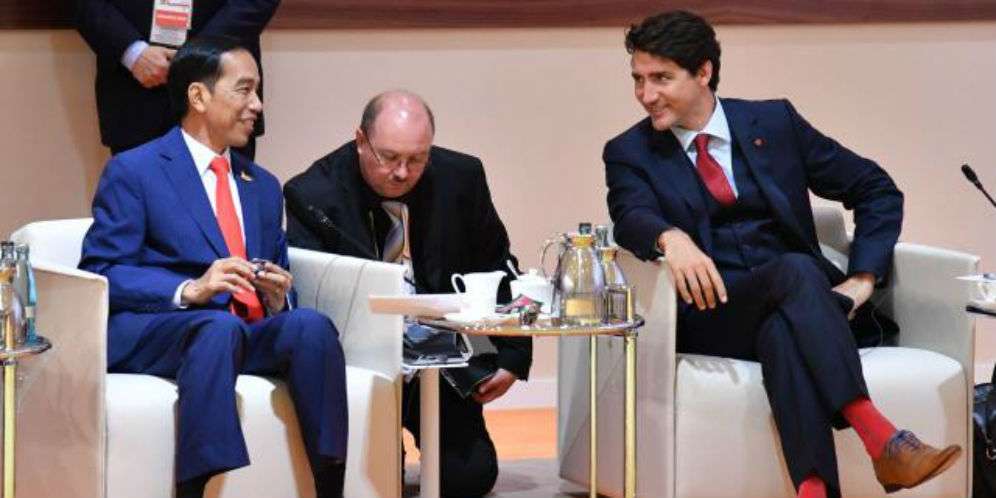 Kaos kaki merah Justin Trudeau saat bertemu Jokowi