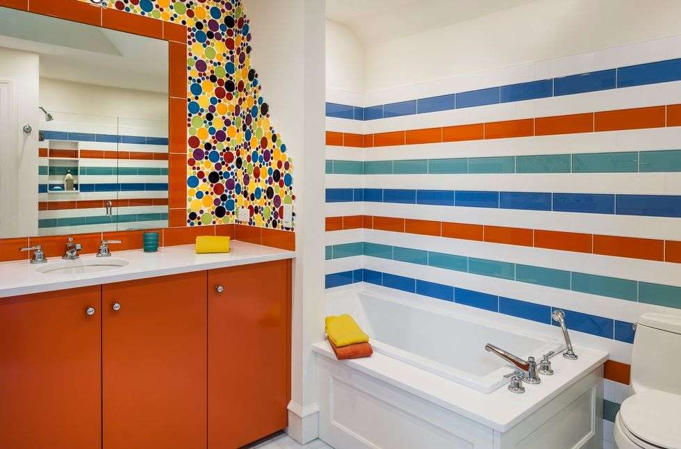 Dinding pelangi di kamar mandi