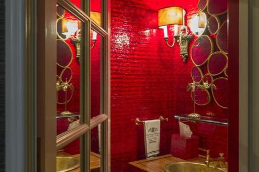 Nuansa merah di kamar mandi