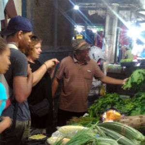 Theresa mengenali beberapa jenis sayuran di Pasar Tradisional Banyuwangi