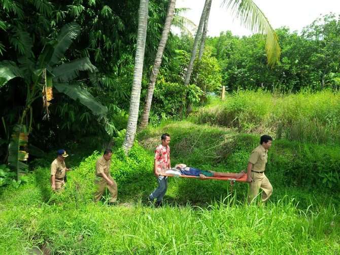 Aksi pegawai Puskesmas di Banyuwangi menjemput pasien