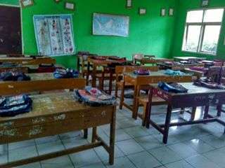 Suasana kelas dengan tas dilakban