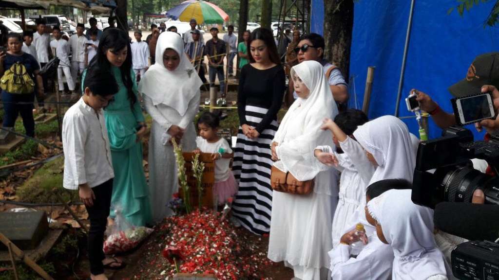 Anak Yatim di makam Jupe