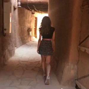Perempuan berrok mini menyusuri situs kuno Arab Saudi