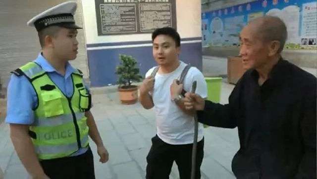 Kakek jalan kaki