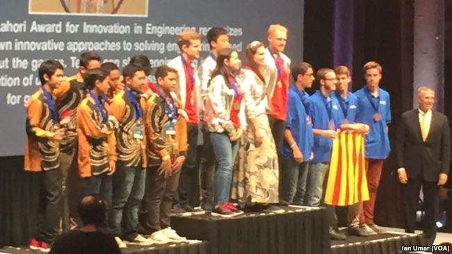 Tim robotik Indonesia di podium