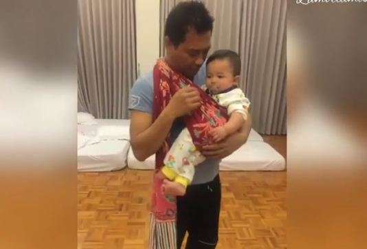 Anang menggendong Arsya