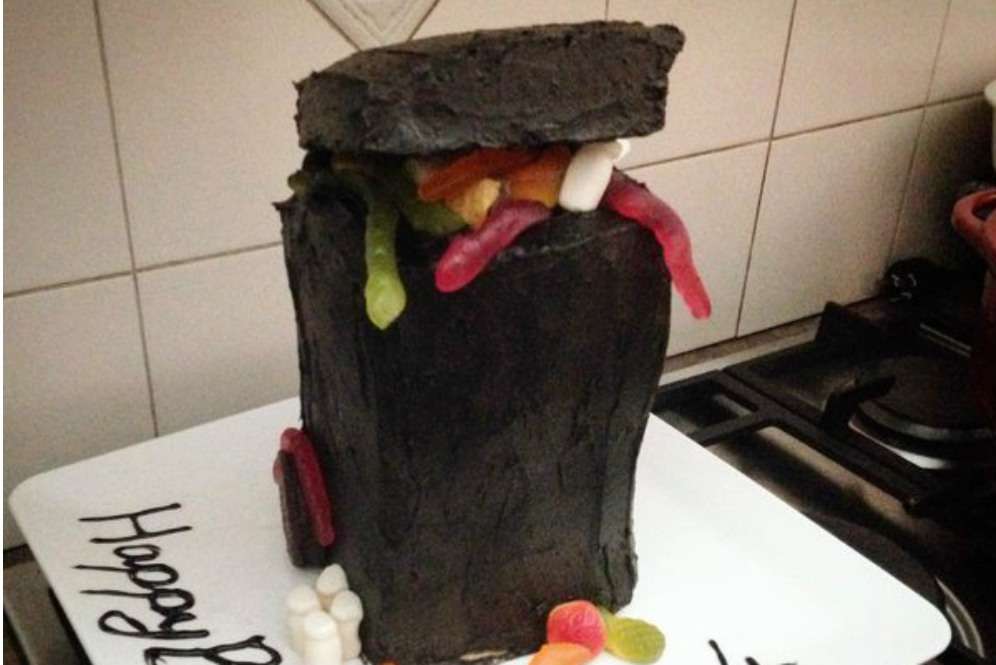 Kue bentuk tempat sampah