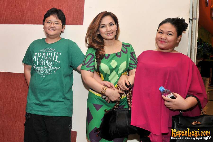 nia daniati dan kedua anaknya