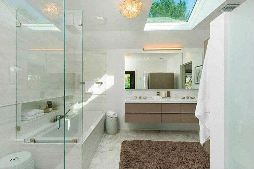 Kamar mandi Scarlet Johansson