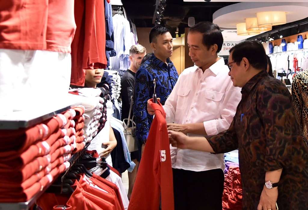 jokowi beli kaos dan jaket