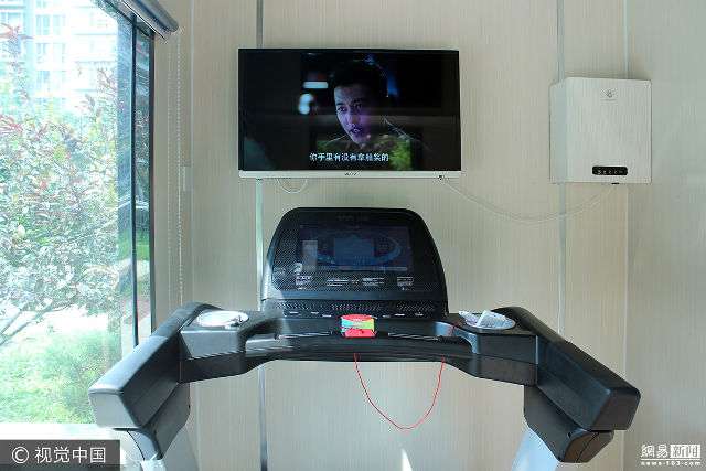 Ada treadmill di pusat kebugaran ini.