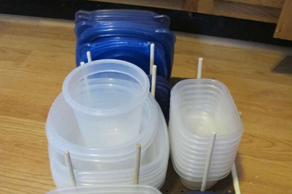 Rak dengan tiang untuk wadah plastik Rak dengan tiang untuk wadah plastik