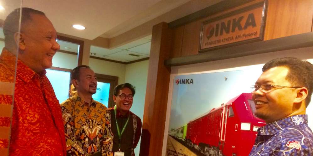 Chief Executive Officer Standard Chartered Bank Indonesia Rino Donosepoetro dan Direktur Keuangan dan SDM INKA, Mohamad Nur Sodiq hadir dalam acara penandatanganan yang dilangsungkan di kantor INKA di Jakarta. Chief Executive Officer Standard Chartered Bank Indonesia Rino Donosepoetro dan Direktur Keuangan dan SDM INKA, Mohamad Nur Sodiq hadir dalam acara penandatanganan yang dilangsungkan di kantor INKA di Jakarta.