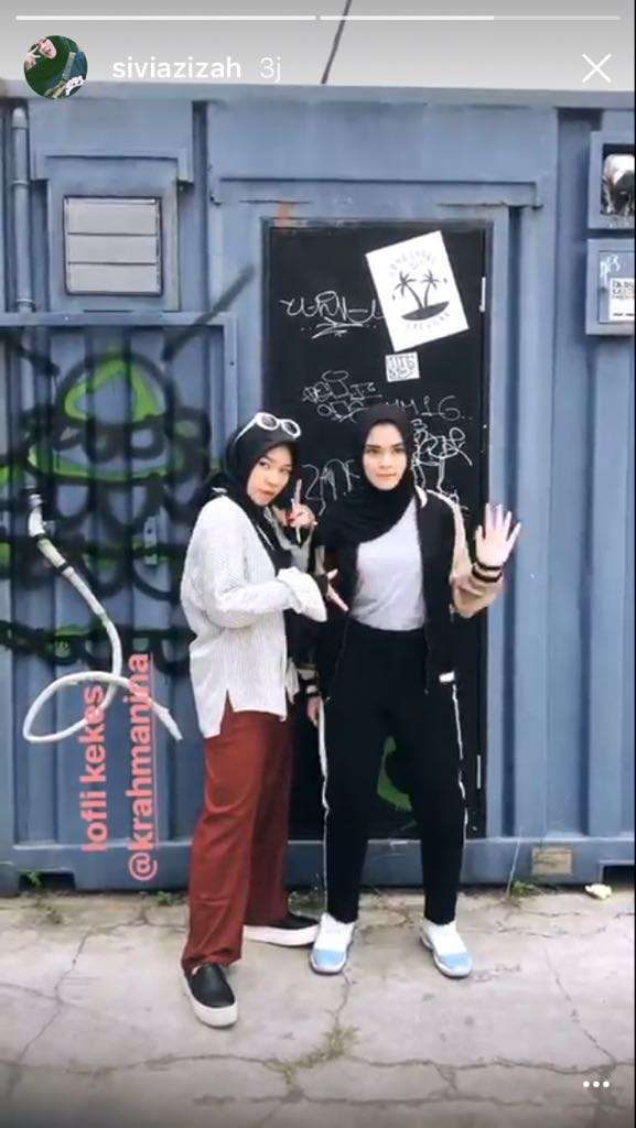 sivia mengenakan hijab