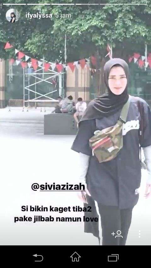sivia mengenakan hijab
