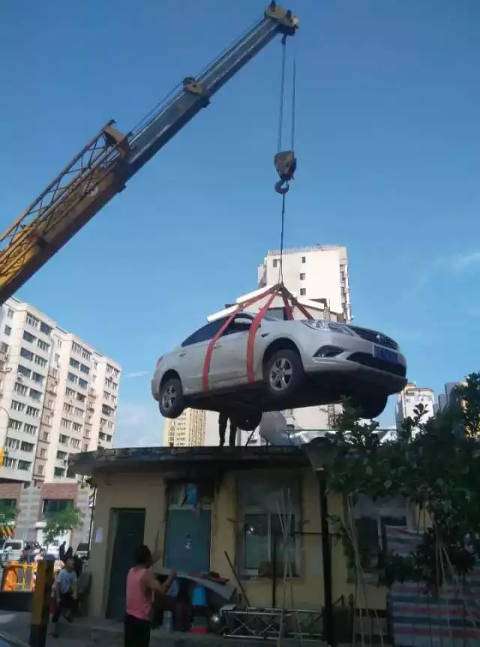 Mobil di atas atap Mobil di atas atap