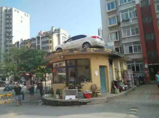 Mobil di atas atap Mobil di atas atap