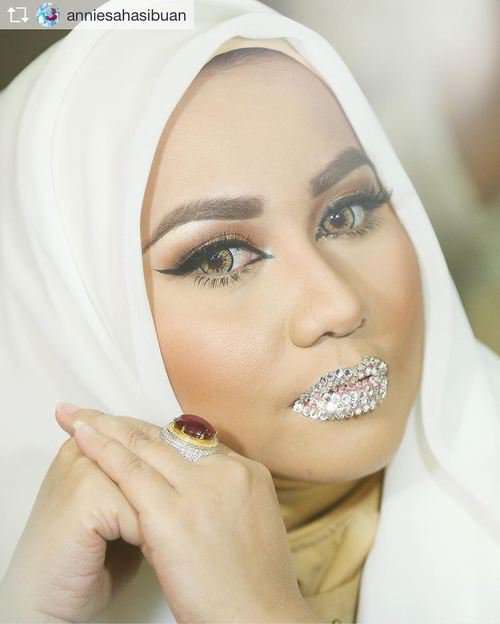 bibir bertabur kristal