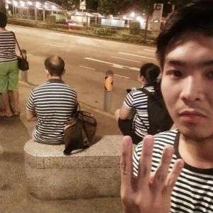 Empat orang berpakaian sama