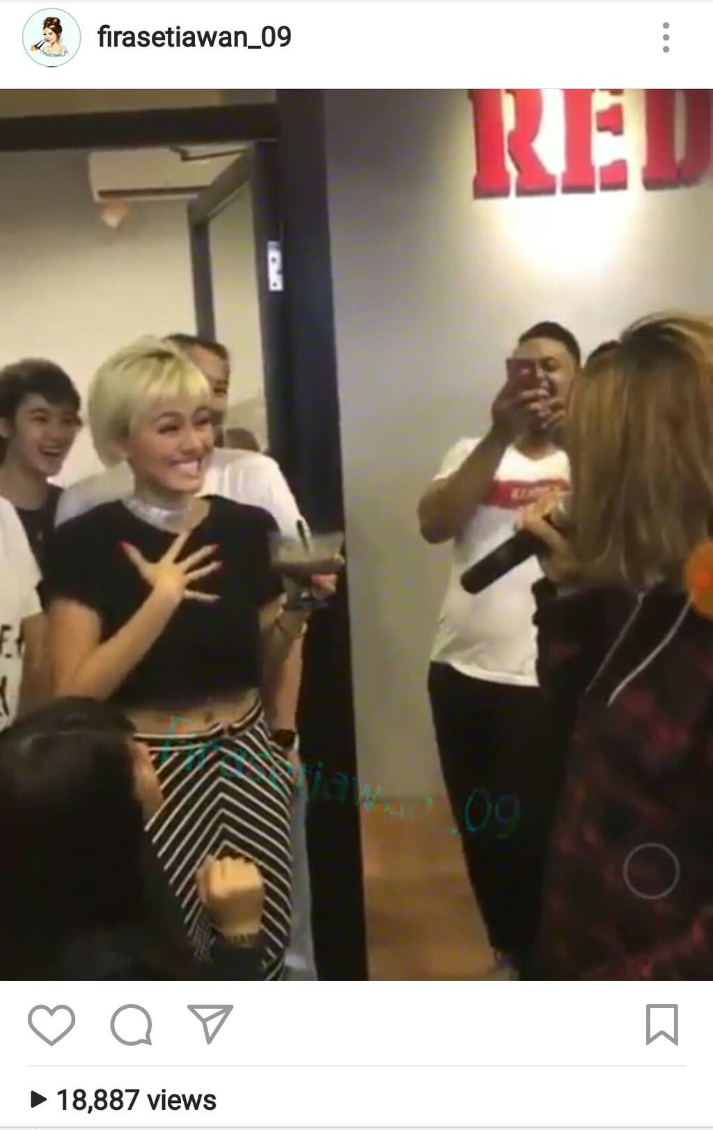 agnez mo peluk fans