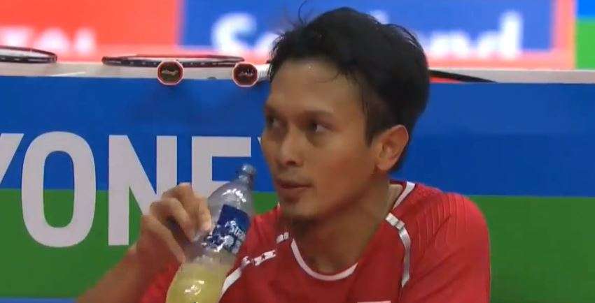 Ahsan minum sembari berjongkok